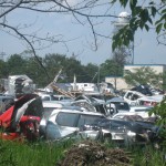 航空大学校の敷地内にも流された車が積み重ねられています